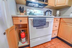 2BR Gem in the heart of Boulder - Pets Allowed, Gym & Pool的厨房或小厨房