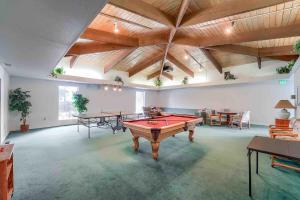 博尔德2BR Gem in the heart of Boulder - Pets Allowed, Gym & Pool的一间有台球桌的大房间