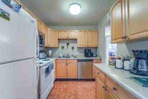 2BR Gem in the heart of Boulder - Pets Allowed, Gym & Pool的厨房或小厨房