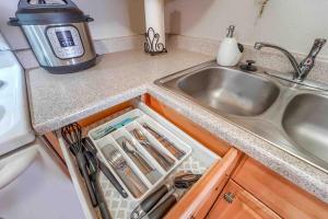 2BR Gem in the heart of Boulder - Pets Allowed, Gym & Pool的厨房或小厨房