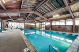 博尔德2BR Gem in the heart of Boulder - Pets Allowed, Gym & Pool的大型室内游泳池,拥有大型天花板