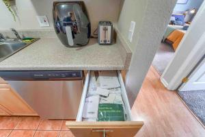2BR Gem in the heart of Boulder - Pets Allowed, Gym & Pool的厨房或小厨房