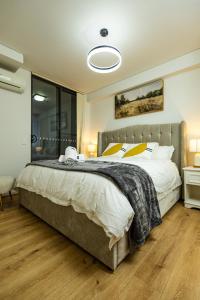 Postel nebo postele na pokoji v ubytování CozyNest Parramatta Modern 2BR with Parking