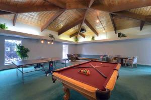 2BR Gem in the heart of Boulder - Pets Allowed, Gym & Pool内的一张台球桌
