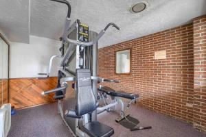 2BR Gem in the heart of Boulder - Pets Allowed, Gym & Pool的健身中心和/或健身设施