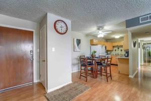 2BR Gem in the heart of Boulder - Pets Allowed, Gym & Pool的厨房或小厨房