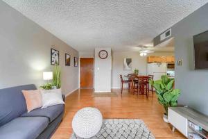 2BR Gem in the heart of Boulder - Pets Allowed, Gym & Pool的厨房或小厨房