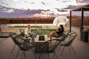 2 persone sedute intorno a un tavolo su un patio di Sapphire Serenity a Joshua Tree
