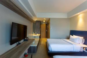 Santorini Hotel TV 또는 엔터테인먼트 센터