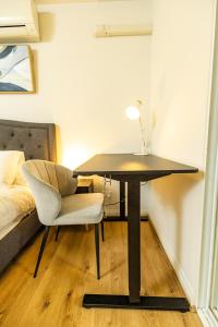 Posezení v ubytování CozyNest Parramatta Modern 2BR with Parking