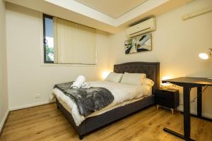Postel nebo postele na pokoji v ubytování CozyNest Parramatta Modern 2BR with Parking
