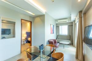 Santorini Hotel TV 또는 엔터테인먼트 센터