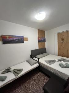 Una habitación con dos camas y una silla dentro. en Luxury Angel Apartments 2, en Paralia Katerinis 14 fotos más