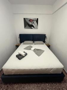 Una cama en una habitación con toallas. en Luxury Angel Apartments 2, en Paralia Katerinis