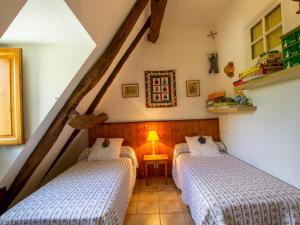 Una cama o camas en una habitación de Maison typique du Périgord avec jardin clos, proche de Sarlat et activités familiales - FR-1-616-98