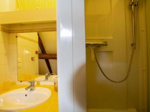 Un baño de Maison typique du Périgord avec jardin clos, proche de Sarlat et activités familiales - FR-1-616-98 14 fotos más