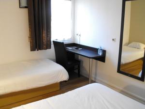 Postel nebo postele na pokoji v ubytování Hôtel d'Alsace