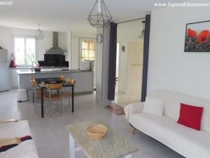 Η κουζίνα ή μικρή κουζίνα στο Charmant Gîte 4* dans un Hameau Paisible des Vosges - FR-1-583-388