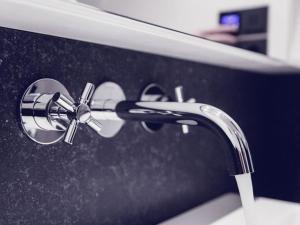 eine Küchenspüle mit einem Wasserhahn auf der Theke in der Unterkunft Lüttjer Kaiser Comfortable holiday residence in Norderney + 32 Fotos