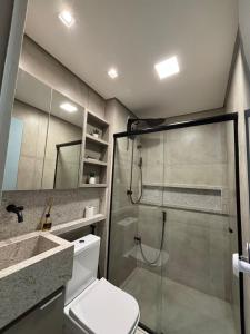 a bathroom with a shower and a toilet and a sink at Um lugar de charme e aconchego - Gérbera! in Brasilia