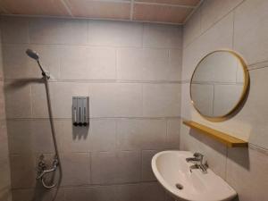 Koupelna v ubytování 舞浪海景旅店