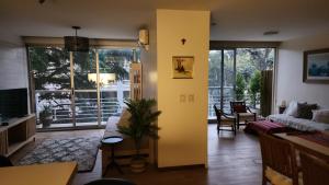 a living room with a yellow dividing wall and a couch at Espectacular Departamento en Concord Pilar con cochera in La Lonja