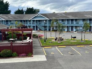 a parking lot in front of a hotel at Best Western Country Inn in Fortuna