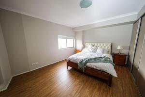 Katil atau katil-katil dalam bilik di Spacious 3 bedroom apt lift access near Parramatta