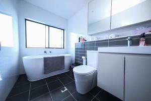 Bilik mandi di Spacious 3 bedroom apt lift access near Parramatta