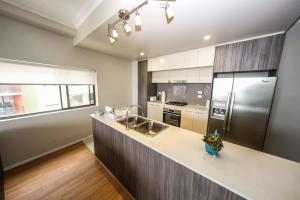 Dapur atau dapur kecil di Spacious 3 bedroom apt lift access near Parramatta