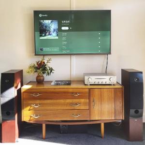 Télévision ou salle de divertissement dans l'établissement Homeo Alpine Cottage 27 autres photos