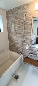 Ένα μπάνιο στο 古民家 環水公園徒歩8分 閑静な住宅街 ドライブ旅行 近隣駐車場あり +26 φωτογραφίες