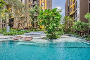 una piscina al centro di alcuni edifici di The Base Central Phuket-B42WL a Ban Rangeng Altre 22 foto