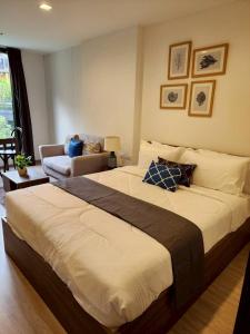 una camera da letto con un letto grande e un soggiorno di The Base Central Phuket-B42WL a Ban Rangeng