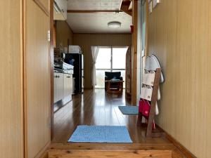 a room with a hallway with a kitchen and a hallwayngthngthngthngthngth at Cottage Blue in Onna