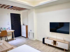 TV a/nebo společenská místnost v ubytování Shigang Homestay市港行旅