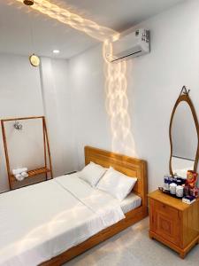 una camera con letto e condizionatore d'aria di Homestay VUVY đảo Phú Quý a Cù Lao Thu Altre 3 foto