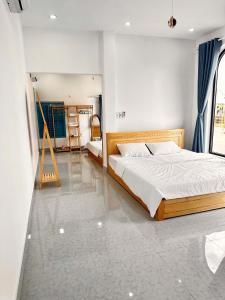 una camera da letto con un letto grande e uno specchio di Homestay VUVY đảo Phú Quý a Cù Lao Thu