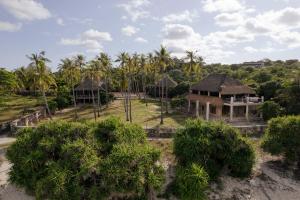 eine Luftaufnahme eines Resorts mit Palmen in der Unterkunft Rote Beach House in Nembrala