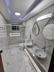 une salle de bain blanche avec un lavabo et des toilettes dans l'établissement Casa Suiça de Campos, à Campos do Jordão 97 autres photos