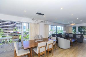 ホノルルにあるFully Furnished Ilikai Tower 525 Condo With Free Wifi, Near Best Waikiki Beaches!のダイニングテーブルと椅子のあるリビングルーム