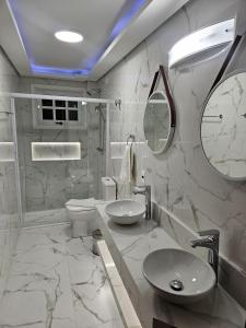 une salle de bain blanche avec un lavabo et des toilettes dans l'établissement Casa Suiça de Campos, à Campos do Jordão