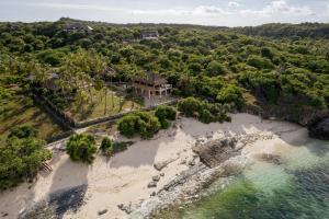 eine Luftansicht eines Hauses am Strand in der Unterkunft Rote Beach House in Nembrala