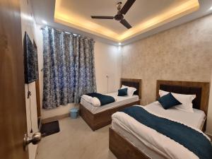 Postel nebo postele na pokoji v ubytování Hotel Yogita Inn