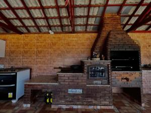 a brick oven in a kitchen with a brick wall at Casa - Pouso Alegre in Pouso Alegre
