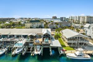 Una vista aérea de un puerto deportivo con barcos en el agua. en Come Sail Away, en Destin