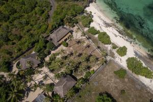 Luftaufnahme eines Strandes mit Häusern und dem Meer in der Unterkunft Rote Beach House in Nembrala