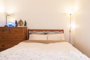- une chambre avec un lit, une commode et deux lampes dans l'établissement Oxford St Apartment with Gym Spa Pool, à Sydney 34 autres photos
