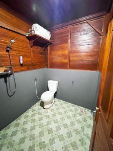 a bathroom with a toilet in a room at Villa Kayu Pondok Cilega Hotel in Ciawigajah +23 photos