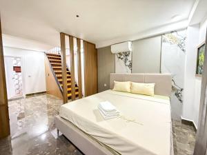 Ένα ή περισσότερα κρεβάτια σε δωμάτιο στο Moon Relax House មូនរីលែកហៅស៏ +13 φωτογραφίες